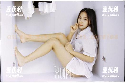 GIRLT果团网 - 双人秀场：龚玥菲的写真图集，光影交错下的秘密！-麦优利
