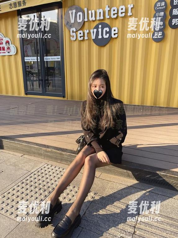 微密圈 - 看！July芝岚在图库里的肉丝玉足，想去分享给大家！-麦优利