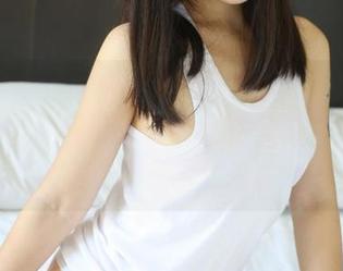 MyGirl美媛馆 - Carina梦绮的丝袜写真，原图比心情还要复杂，仿佛每一缕光线都在低语不可描述的秘密。