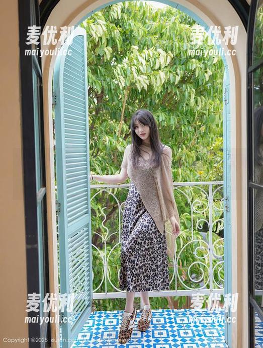 Xiuren秀人网 - 品味黑色：杨倩倩的写真福利，绝对不容错过！-麦优利