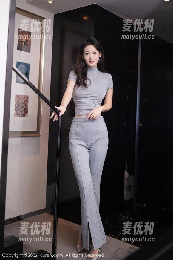 Xiuren秀人网 - 更新图集：鱼子酱fish如何穿出护士制服的俏皮与妩媚！-麦优利