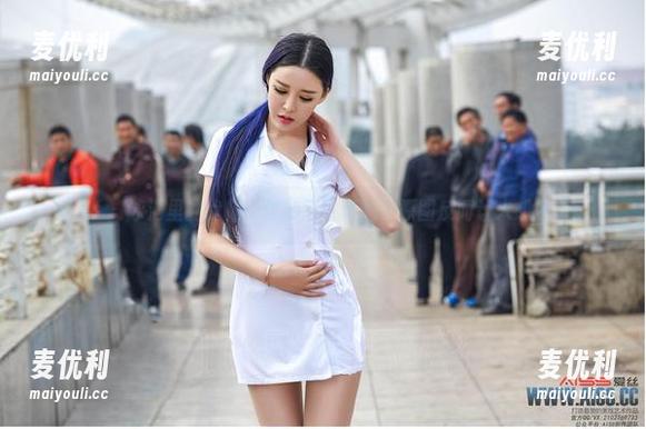 aiss - 泳池里的欣杨：这能算写真吗？原图反而让人想多了。-麦优利