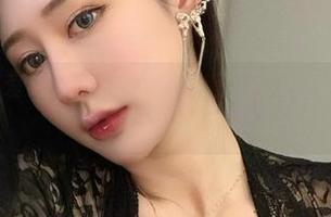 微密圈 - 不爱笑的赛琳的最新瑜伽写真集：看光影在每个动作中轻轻流淌