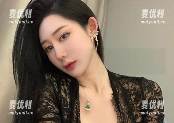 微密圈 - 不爱笑的赛琳的最新瑜伽写真集：看光影在每个动作中轻轻流淌-麦优利