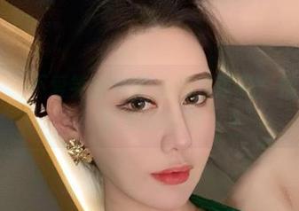 微密圈 - 不爱笑的赛琳的裸足献礼：精选写真集里的秘密
