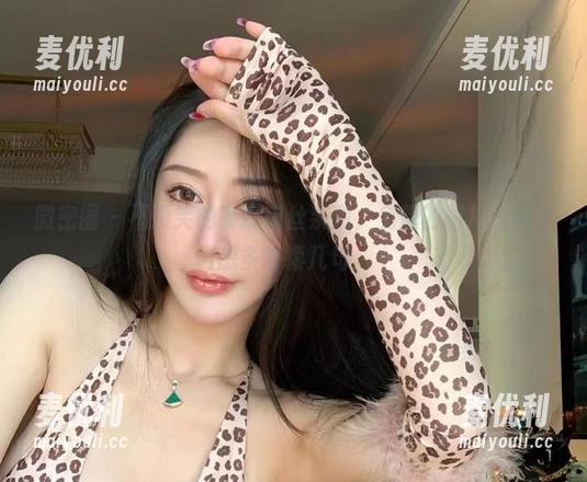 微密圈 - 不爱笑的赛琳肉丝系列，免费的图片总让人想多咯嗦几句。-麦优利