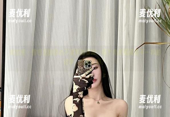 微密圈 - 图包里的甜心不爱笑的赛琳：每个角度都藏着不一样的故事，想知道吗？-麦优利