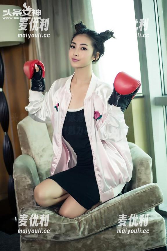头条女神 - 尹菲泳池合集：从不怕水的小姐姐，水中魅力根本停不下来！-麦优利