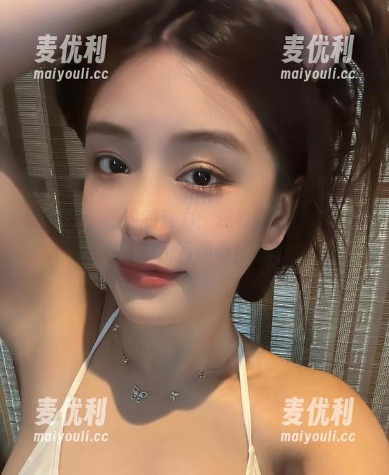微密圈 - 短裤的魔力：观看奶雯，瞬间忘却所有烦恼！-麦优利