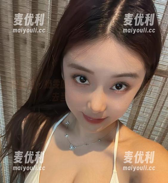 微密圈 - 奶雯的红色战衣：每一张都想拿去当头像的写真集-麦优利