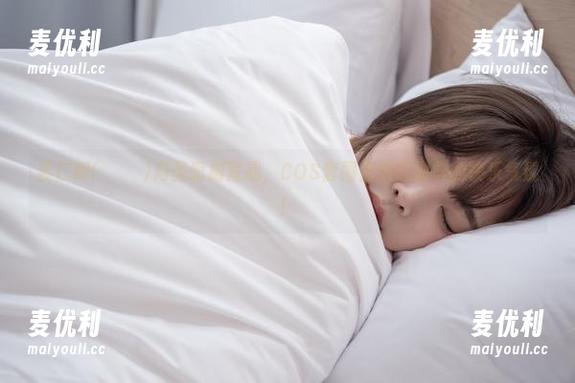 姜仁卿(강인경)向圣诞树宣战，COS套图里燃起别样的快乐气氛！-麦优利