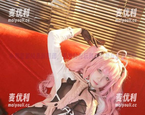 小和甜酒的最新图册，看她如何玩转职业装与甜蜜气息-麦优利