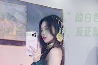 在这儿发现“小小奶瓶儿”的白色蕾丝写真，别问我是怎么找到的，反正就是免费！