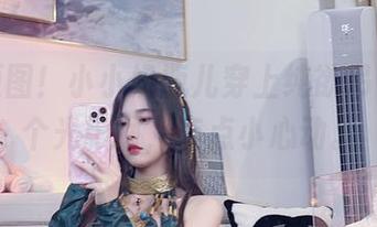 高清原图！小小奶瓶儿穿上纯欲吊带，那个光影啊，有点小心动。