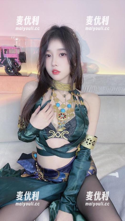 来瞧瞧！小小奶瓶儿COS图包，双马尾制服师生剧情竟有这些小秘密？-麦优利