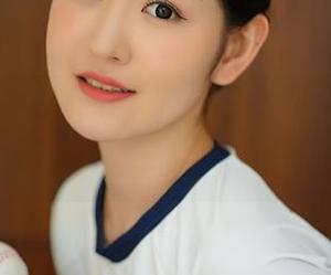 尤蜜荟 - 浴室探险：绯月樱Cherry在线作品，感觉墙壁都在吸引目光！