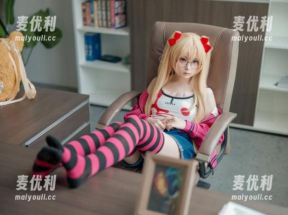 私拍中的幼水铃衣，轮廓里的电子女友幻想-麦优利
