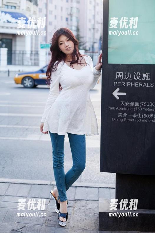 推女郎 - 王明明套装高清图包，光线打得太好了，感觉她快要从画里溜出来了。-麦优利