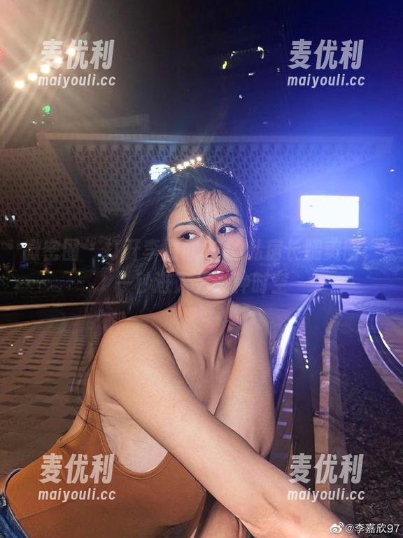 微密圈 - 打开李嘉欣97的私房长腿美图，一秒进入另一种时空-麦优利