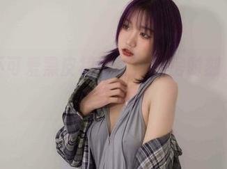 柒柒不可爱黑皮裙街拍：私房时刻，让人欲罢不能