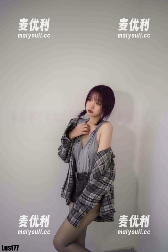 柒柒不可爱黑皮裙街拍：私房时刻，让人欲罢不能-麦优利