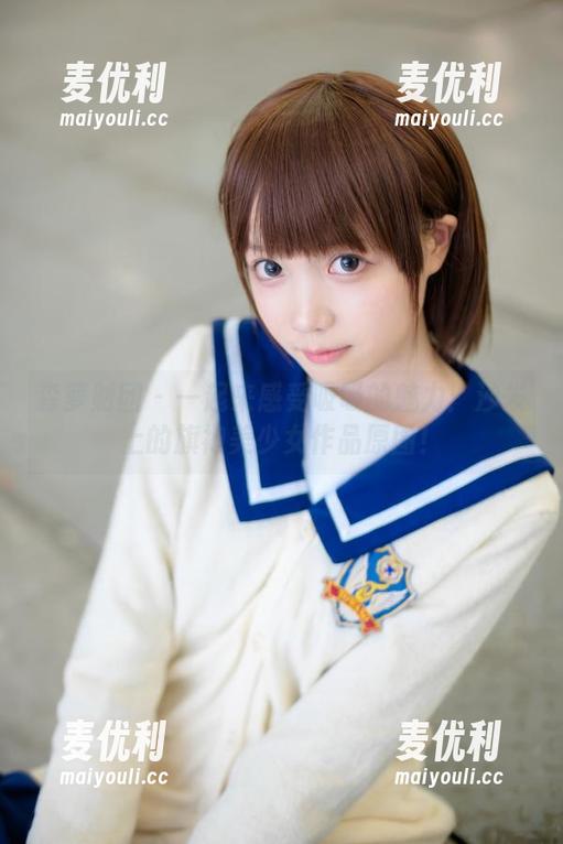 森萝财团 - 一起来感受吸吸的魅力：沙发上的旗袍美少女作品原图！-麦优利