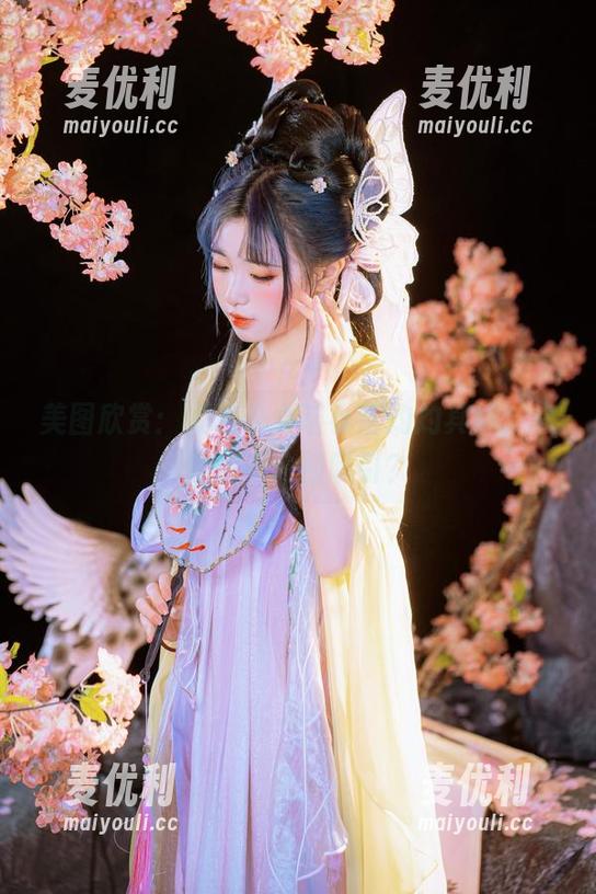 美图欣赏：爆机少女喵小吉灼灼其华，你确定不会被吸引？-麦优利