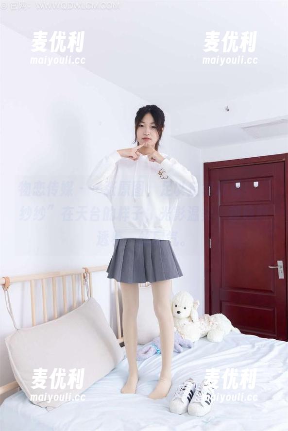 物恋传媒 - 一张原图，足以反复观看！“纱纱”在天台的样子，光影温柔，却隐隐透着一丝戾气。-麦优利