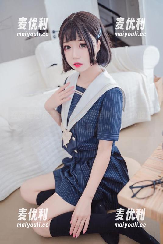 在高清图库中逗留：猫君君MaoJun的清纯学妹魅力-麦优利