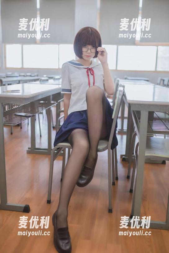 让人心跳加速的瞬间：白金Saki狂三校服写真，大家准备好解锁新尴尬了吗？-麦优利