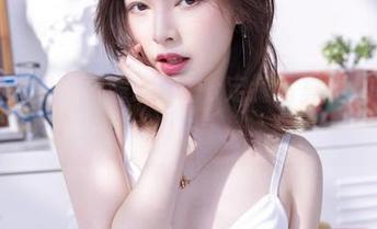 空姐的优雅，白露Bululu定制写真里的每一缕风