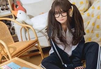 当神沢永莉穿上水手服：照片里藏着不为人知的海浪