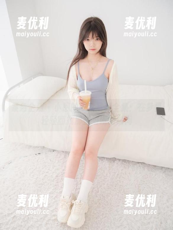 紧急企划 - 小恩的少女写真全集：在梦里轻轻翻找那些细腻的瞬间-麦优利