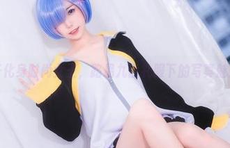 芋圆侑子化身时尚女王，路易九世礼服下的写真魅力无限！