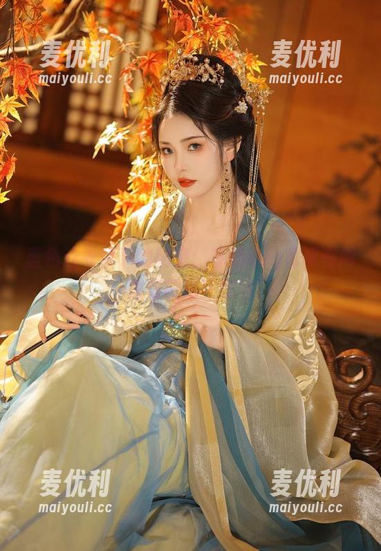 蓝色连衣裙下的秘密：苏嫣qvq写真在网盘里的那些腻味-麦优利
