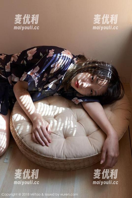 蜜桃社 - 轻松一刻：跟着吴凯莉Kelly的浴室写真分享找乐子-麦优利