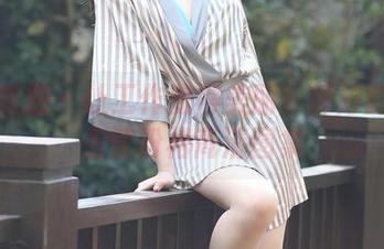 魔镜街拍 - 让工作变得美丽！婷婷的销售主管粉裙高清图集
