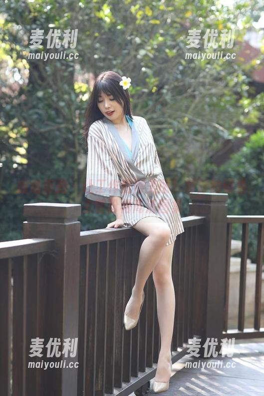 魔镜街拍 - 让工作变得美丽！婷婷的销售主管粉裙高清图集-麦优利